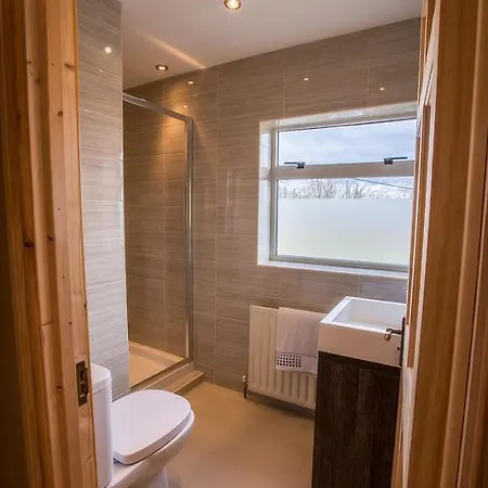 Spacious 4 Bedroom Home - 5 Min Walk To Town Enniskillen Extérieur photo