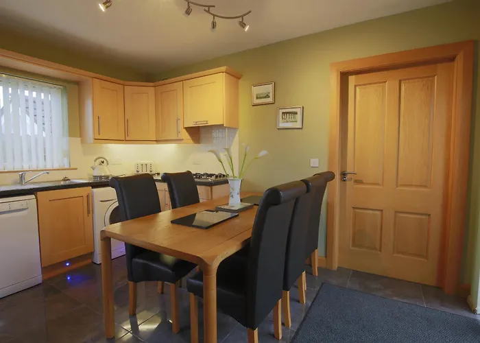 Spacious 4 Bedroom Home - 5 Min Walk To Town