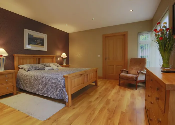 Spacious 4 Bedroom Home - 5 Min Walk To Town