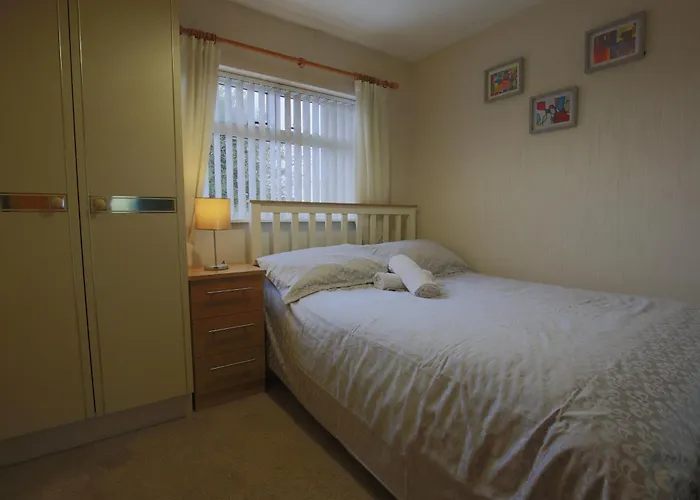 Spacious 4 Bedroom Home - 5 Min Walk To Town