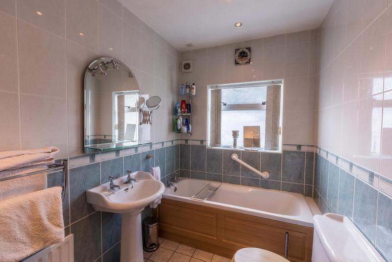 Holiday home Spacious 4 Bedroom - 5 Min Walk To Town *