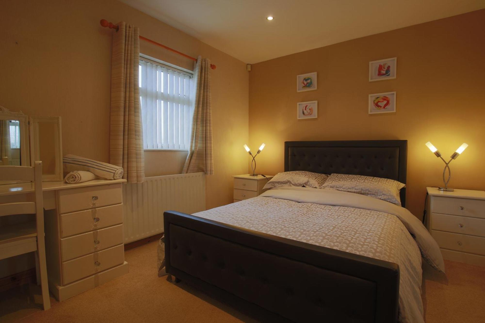 Spacious 4 Bedroom - 5 Min Walk To Town