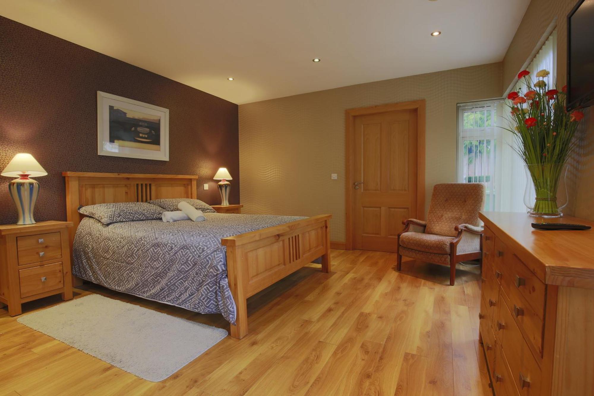 Spacious 4 Bedroom - 5 Min Walk To Town