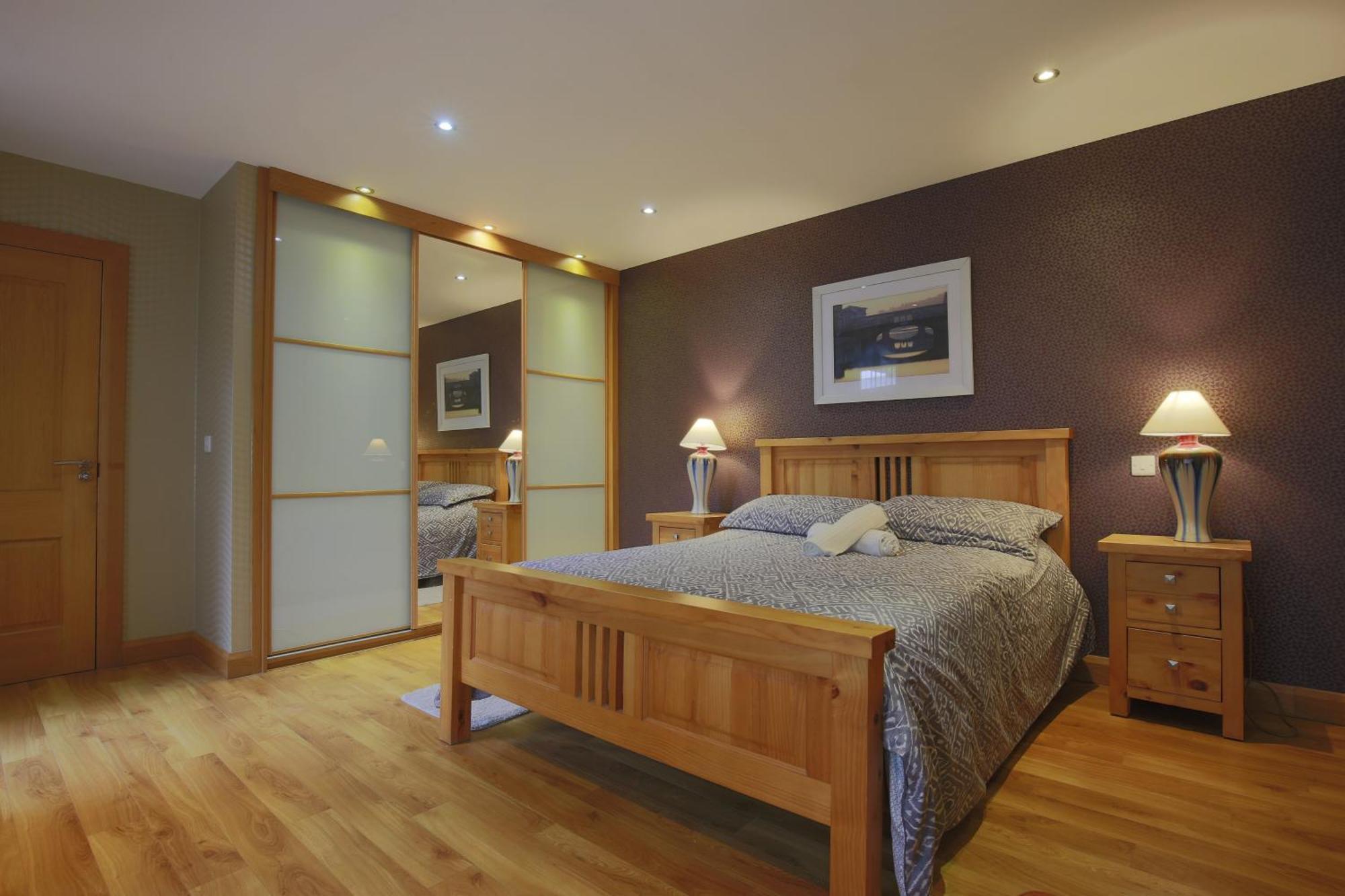 Spacious 4 Bedroom - 5 Min Walk To Town