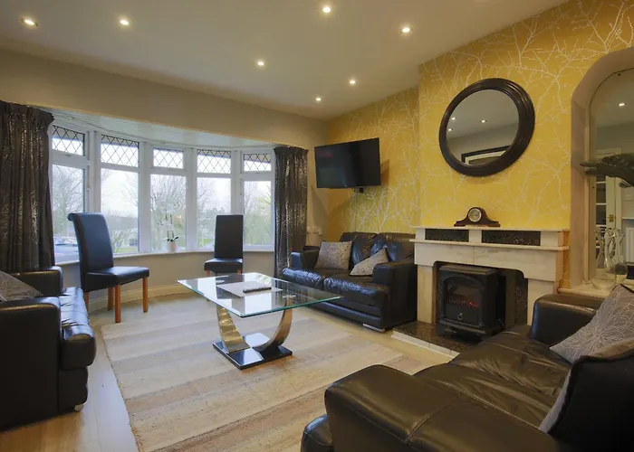 Spacious 4 Bedroom Home - 5 Min Walk To Town